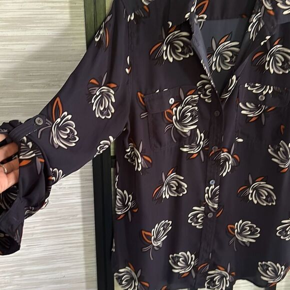 LOFT silky navy floral blouse great for the fall size M - Picture 3 of 4